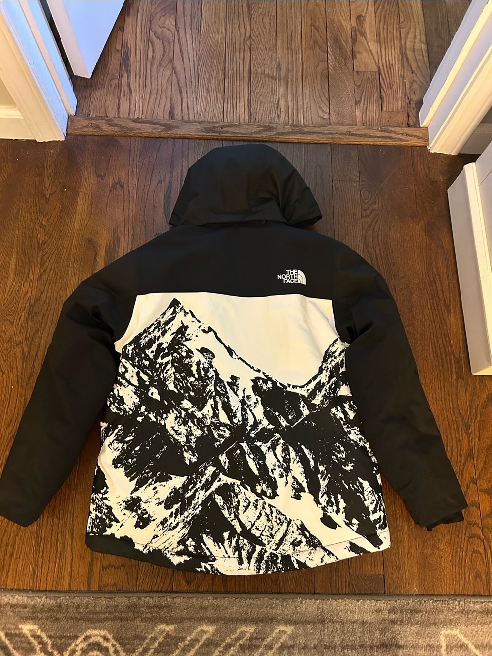The North Face Black & White Mountain Print Ski Jacket. Size M (10)